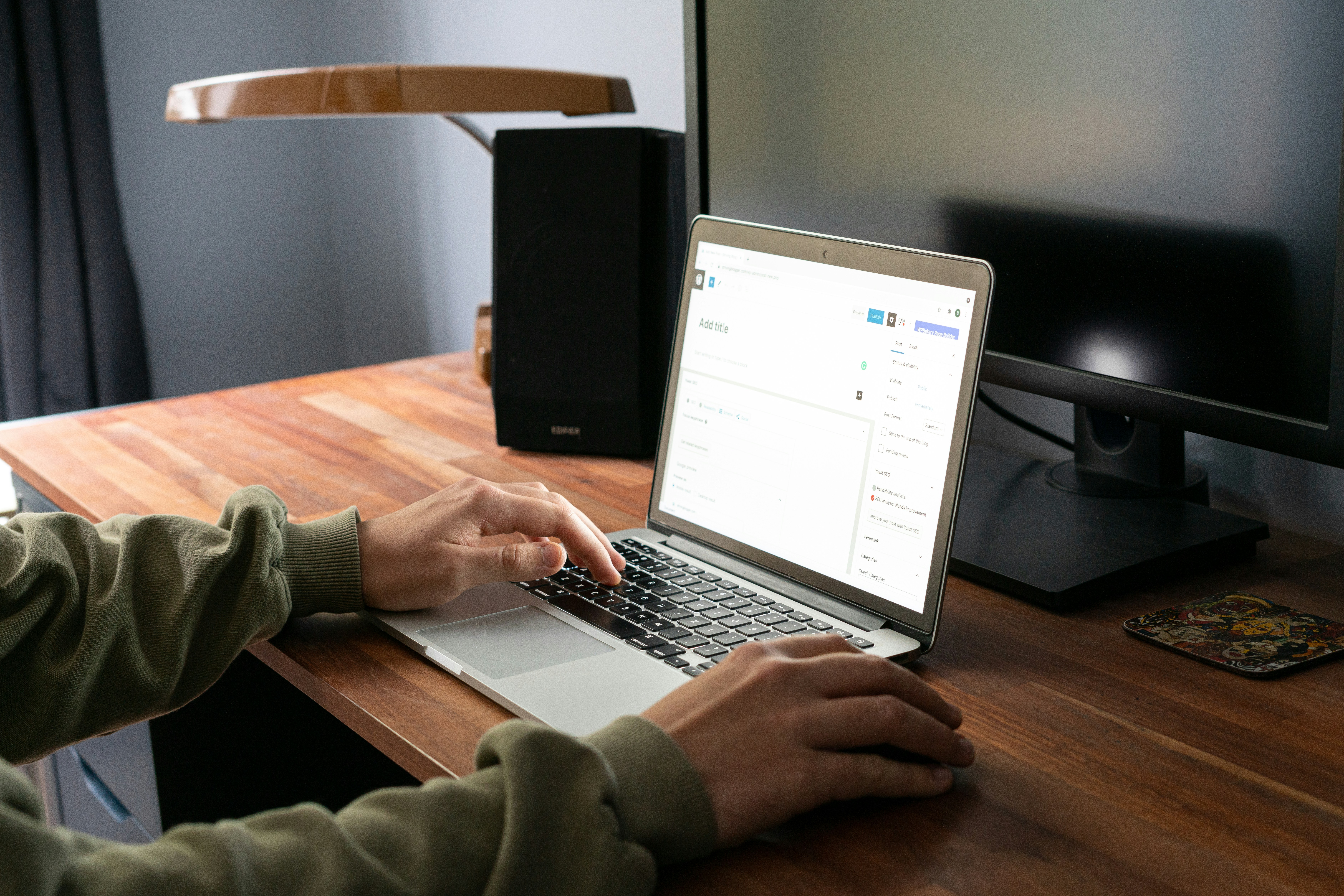 man writing new post on wordpress - chat GPT blog writing