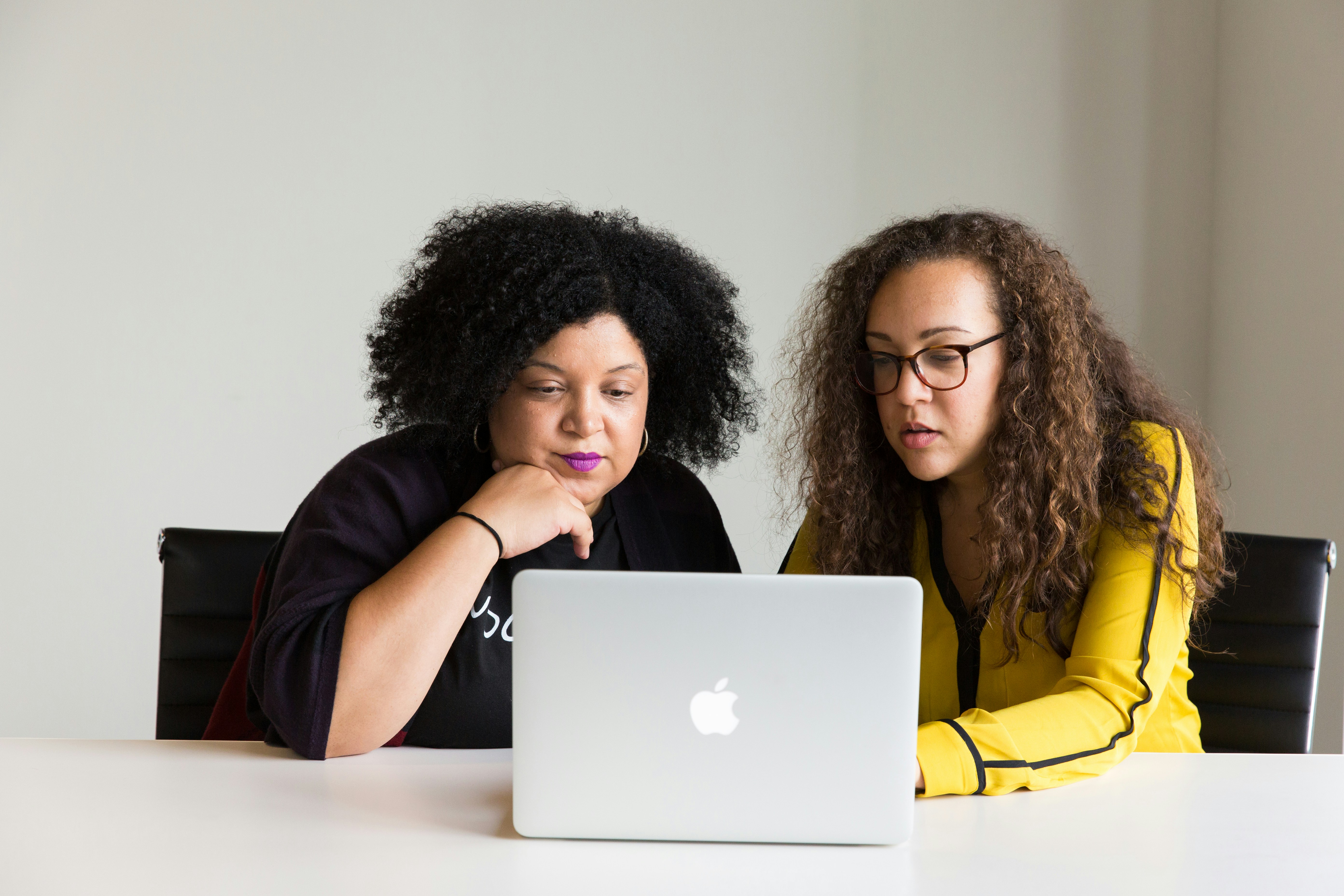women working together - AI Data Validation