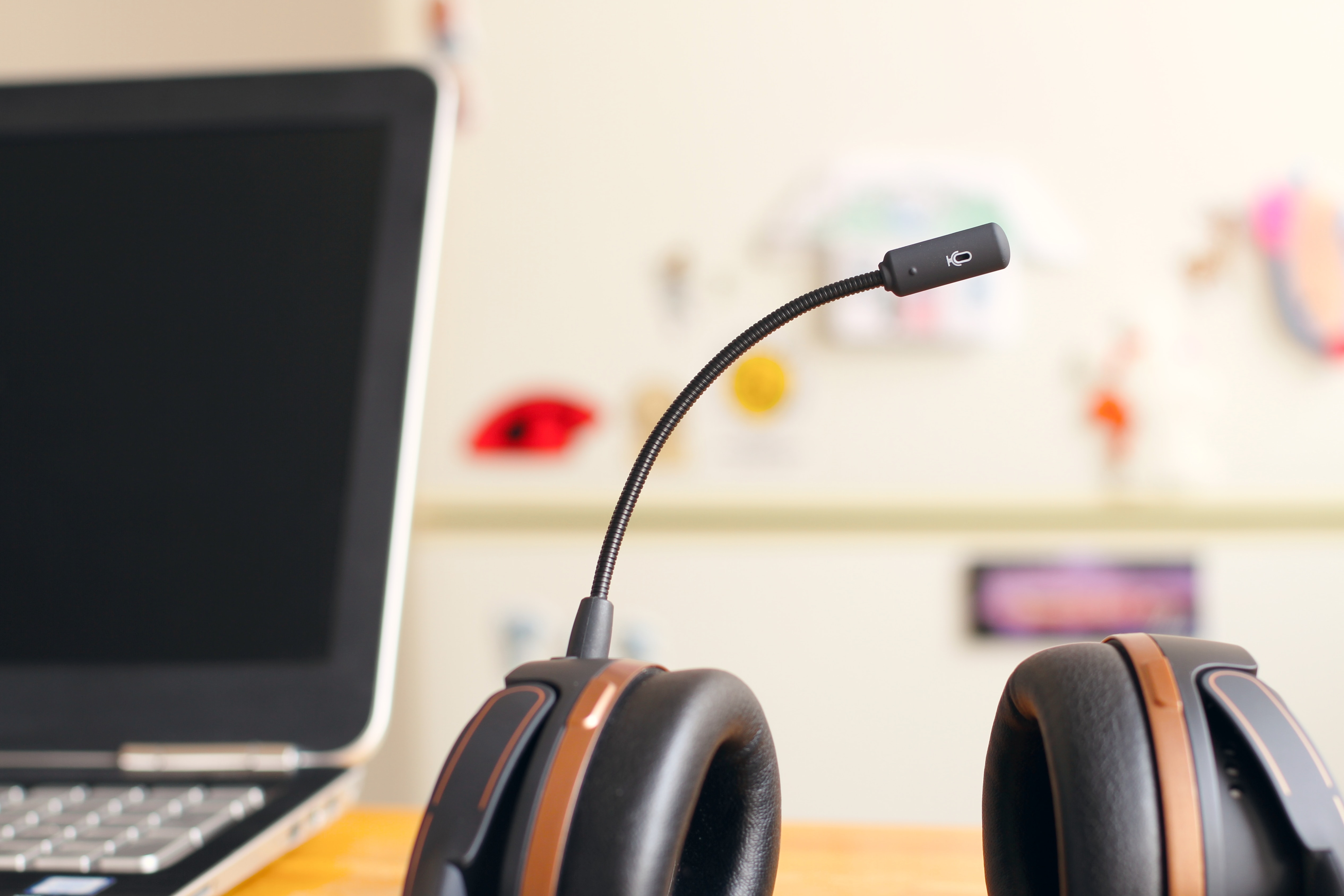 a headphone and laptop for customer service - sentiment analysis customer service