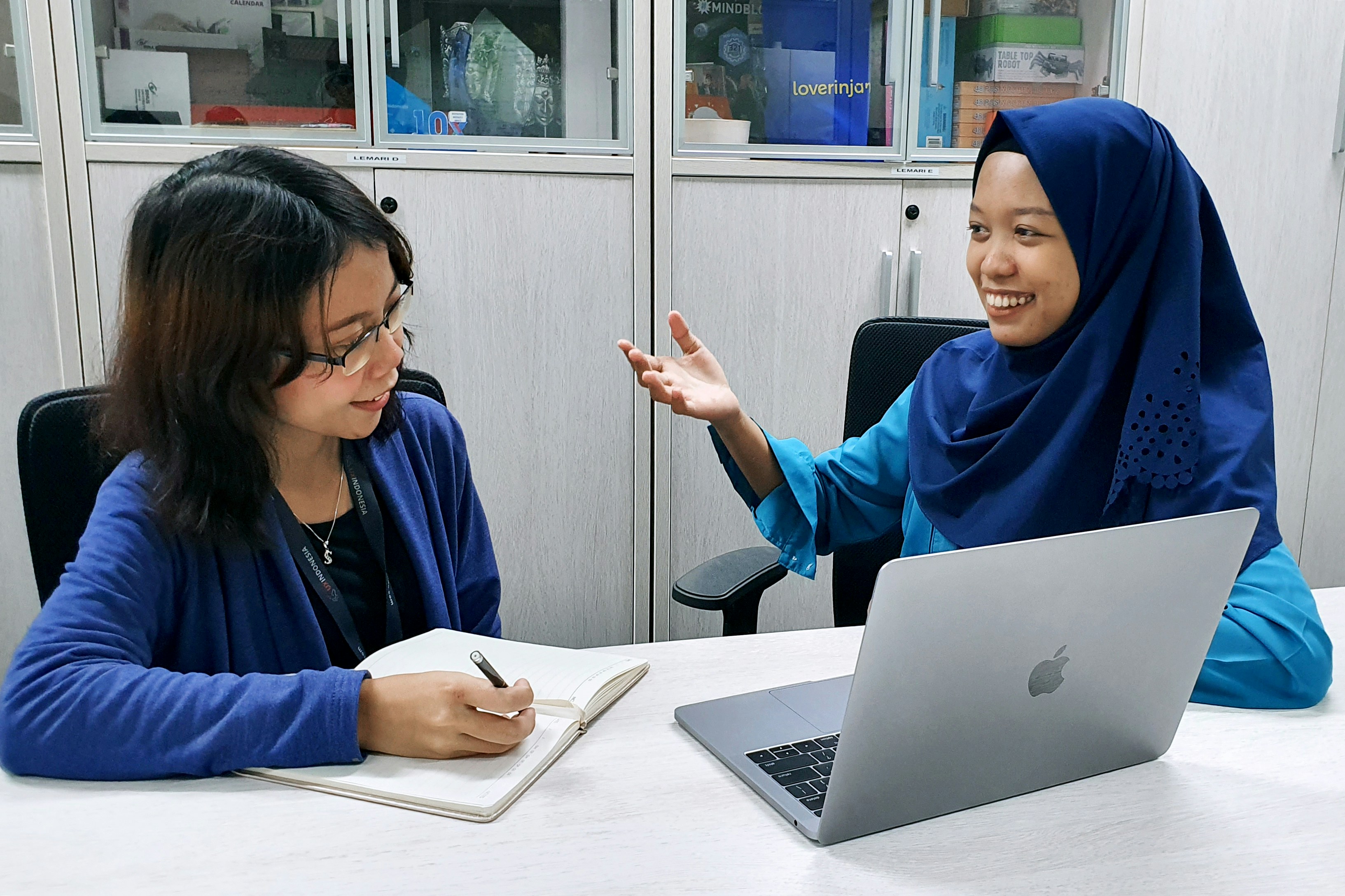two woman working - Types Of Formatting