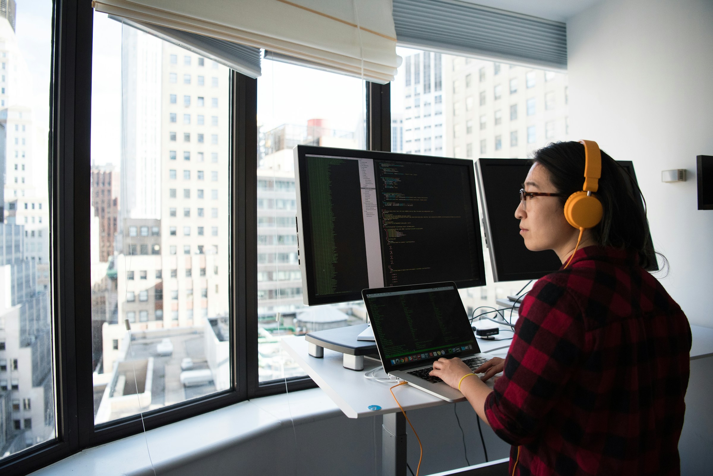 woman using computer - Informatica Alternatives