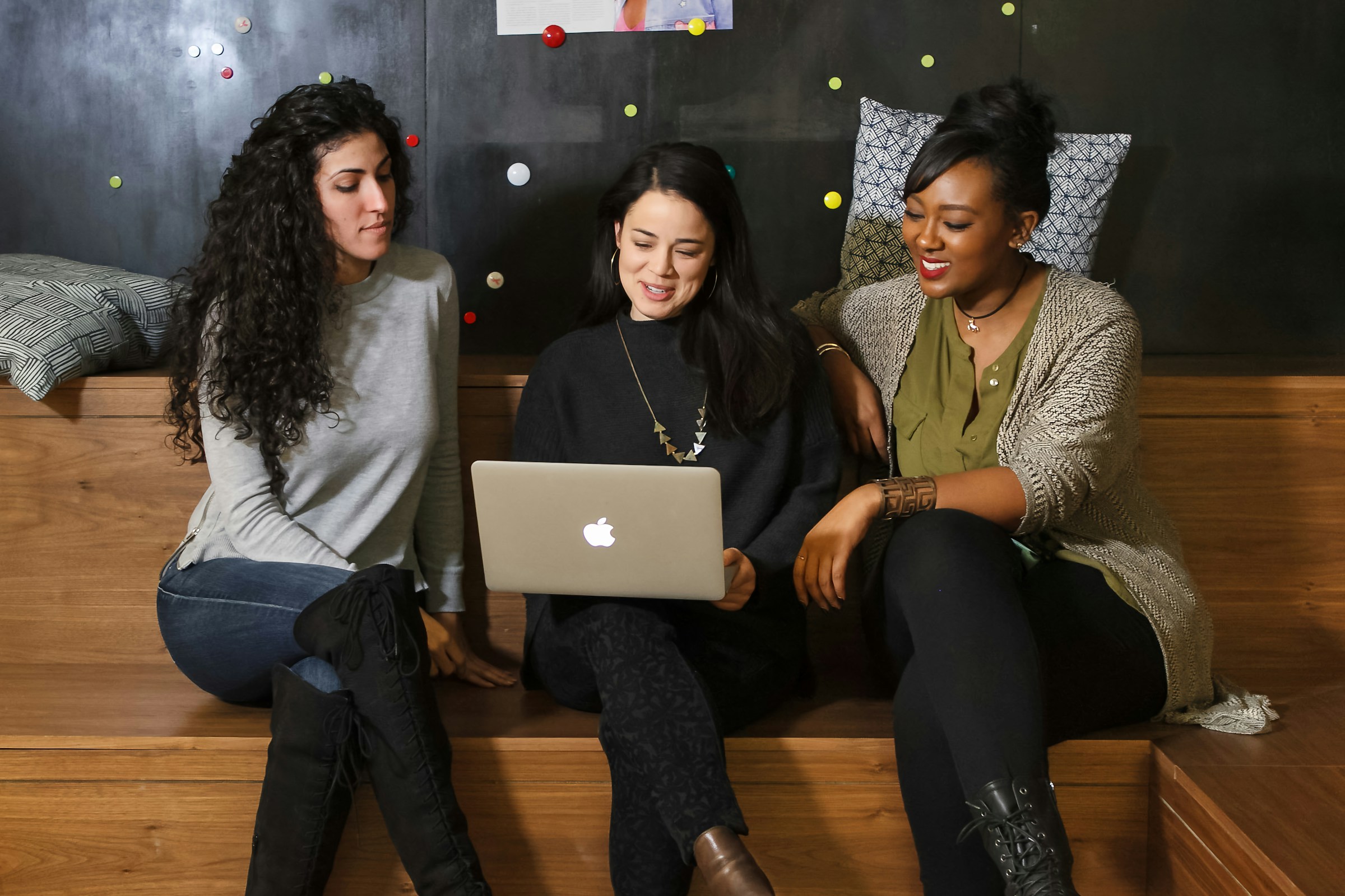 woman helping - HubSpot Lead Scoring